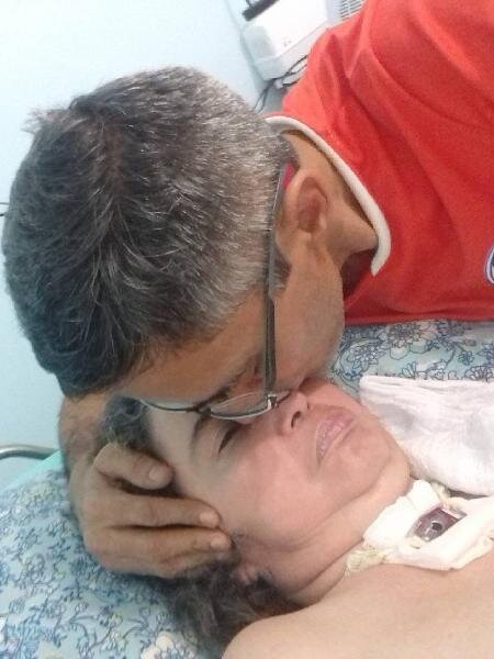 Сила любви: муж не бросил прикованную к постели жену, а вот уже 16 лет ухаживает за ней