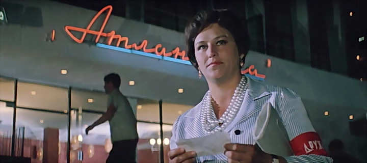 Великолепная Нонна Мордюкова в «Бриллиантовой руке». Наверное она главная. Красавицы из «Бриллиантовой руки».