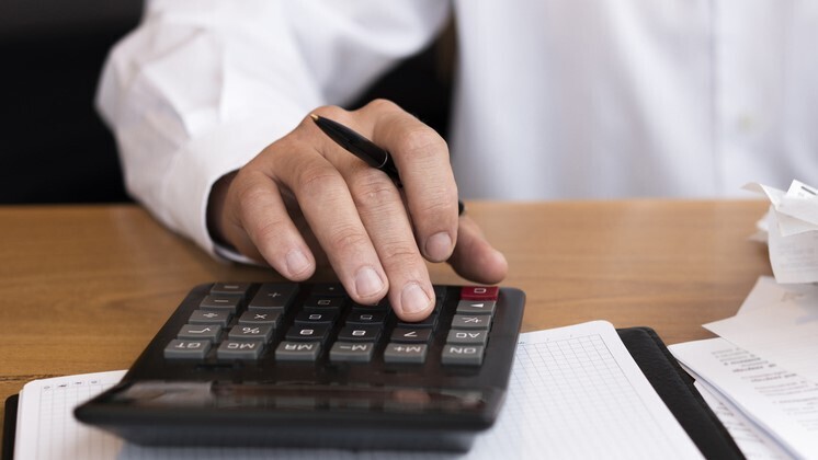 Какие изменения в графике выплат пенсий? И дополнительные выплаты перед майскими праздниками