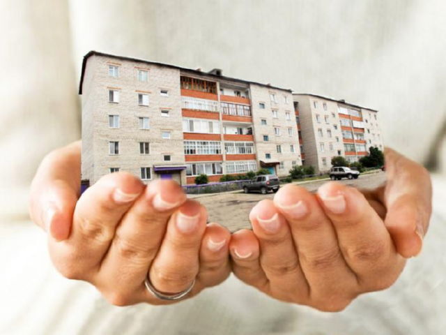 Есть долг по взносам на капремонт в муниципальной квартире. Кому оплачивать при переходе права собственности в порядке приватизации? Вопрос – ответ