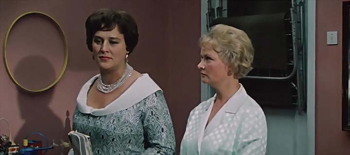 Великолепная Нонна Мордюкова в «Бриллиантовой руке». Наверное она главная. Красавицы из «Бриллиантовой руки».