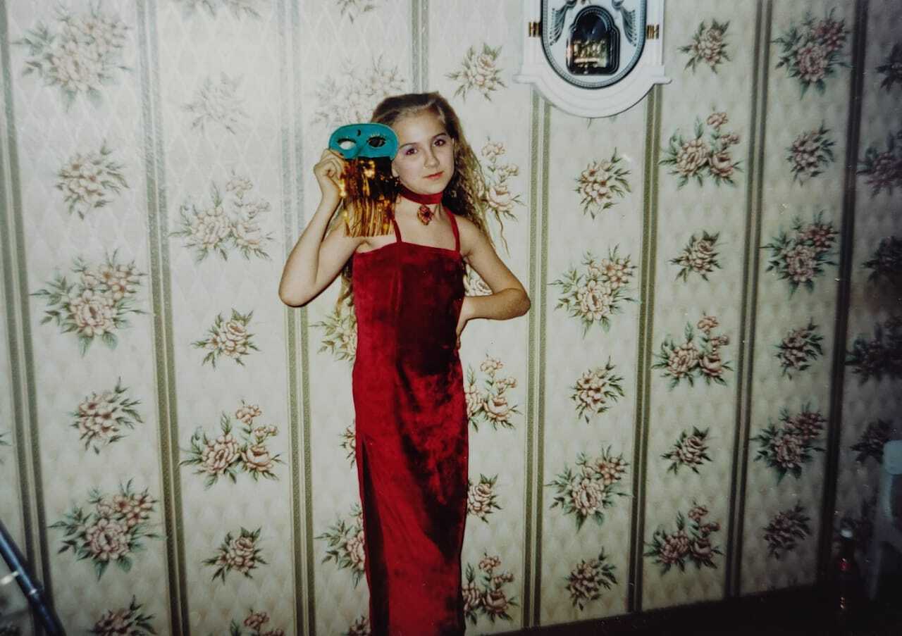 Бабушка мне сшила платье на выпускной, но мне не разрешили выходить в нем на сцену