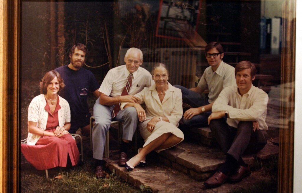 Три самые богатые семьи в мире имеют больше активов, чем сорок восемь беднейших стран