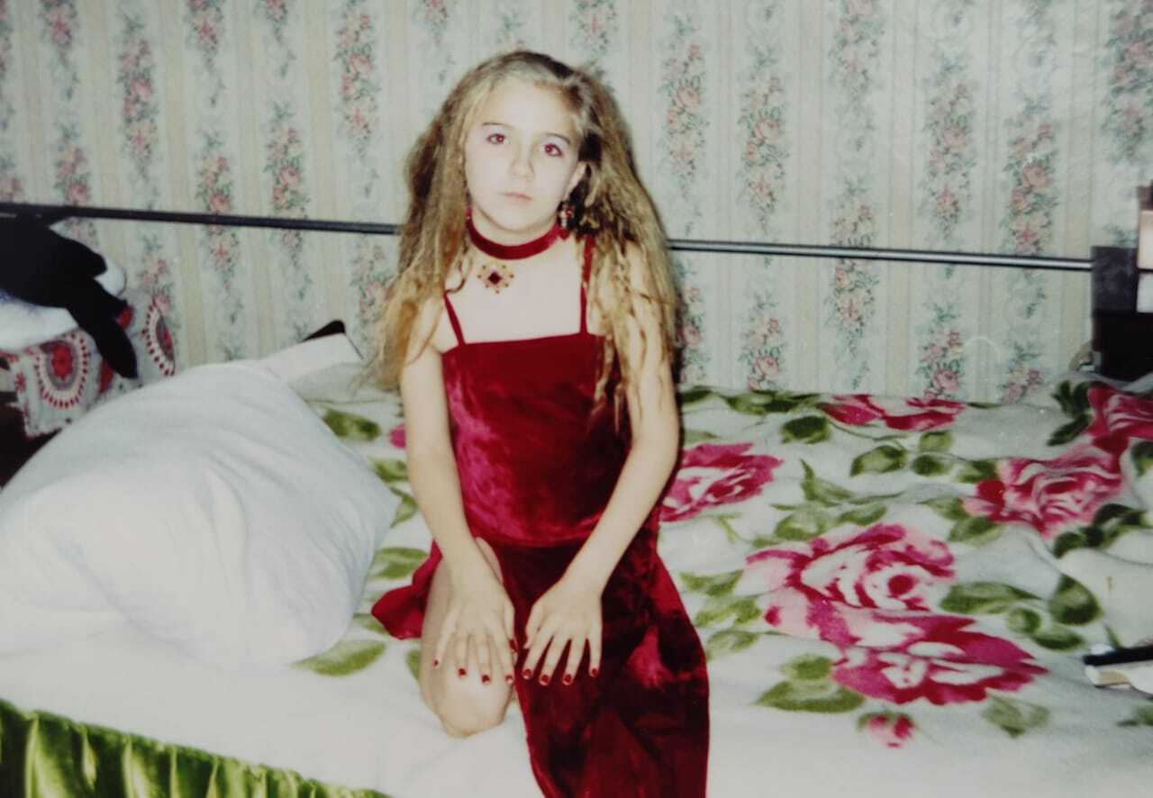 Бабушка мне сшила платье на выпускной, но мне не разрешили выходить в нем на сцену