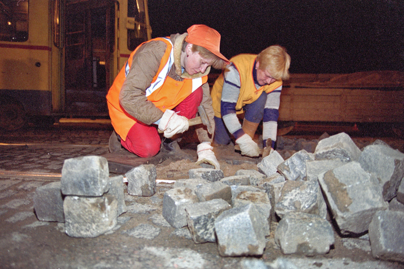 Почему в России получив образование практически невозможно устроиться работать по специальности и нужно идти работать на низкооплачиваемую работу?