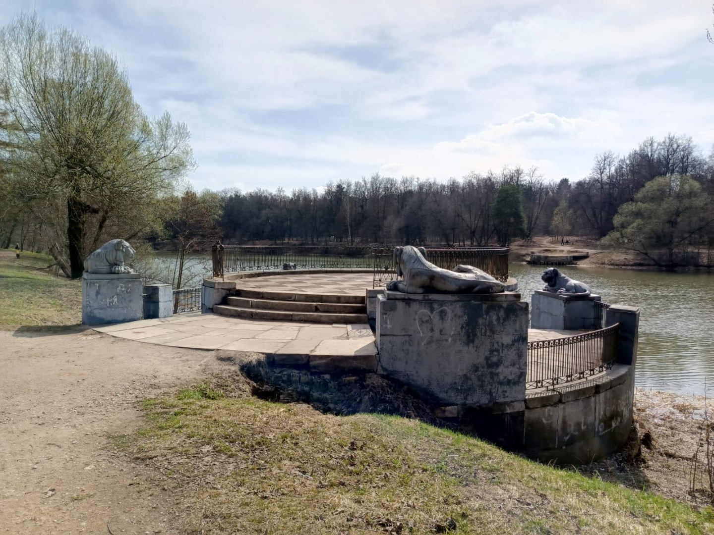 Пришла весна – пора гулять! Моя прогулка по Парку «Кузьминки» в Москве. История Усадьбы, Дед Мороз, Тропа сказок. Фото