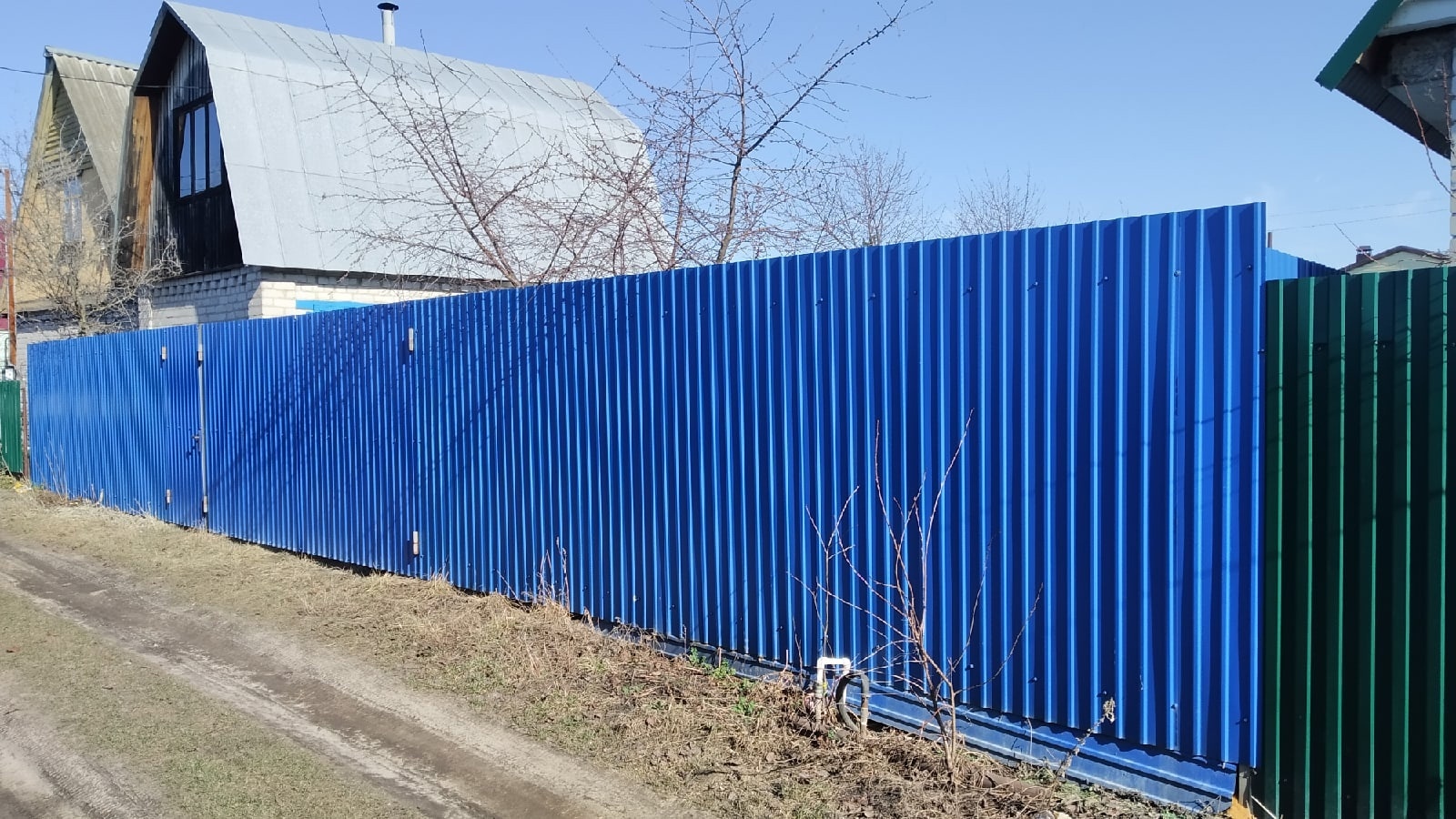 !!!Первые тёплые дни на участке .Очень много работы.Как все успеть привести в порядок? Убираем,Красим и Гребем. Отдыхать пока некогда .