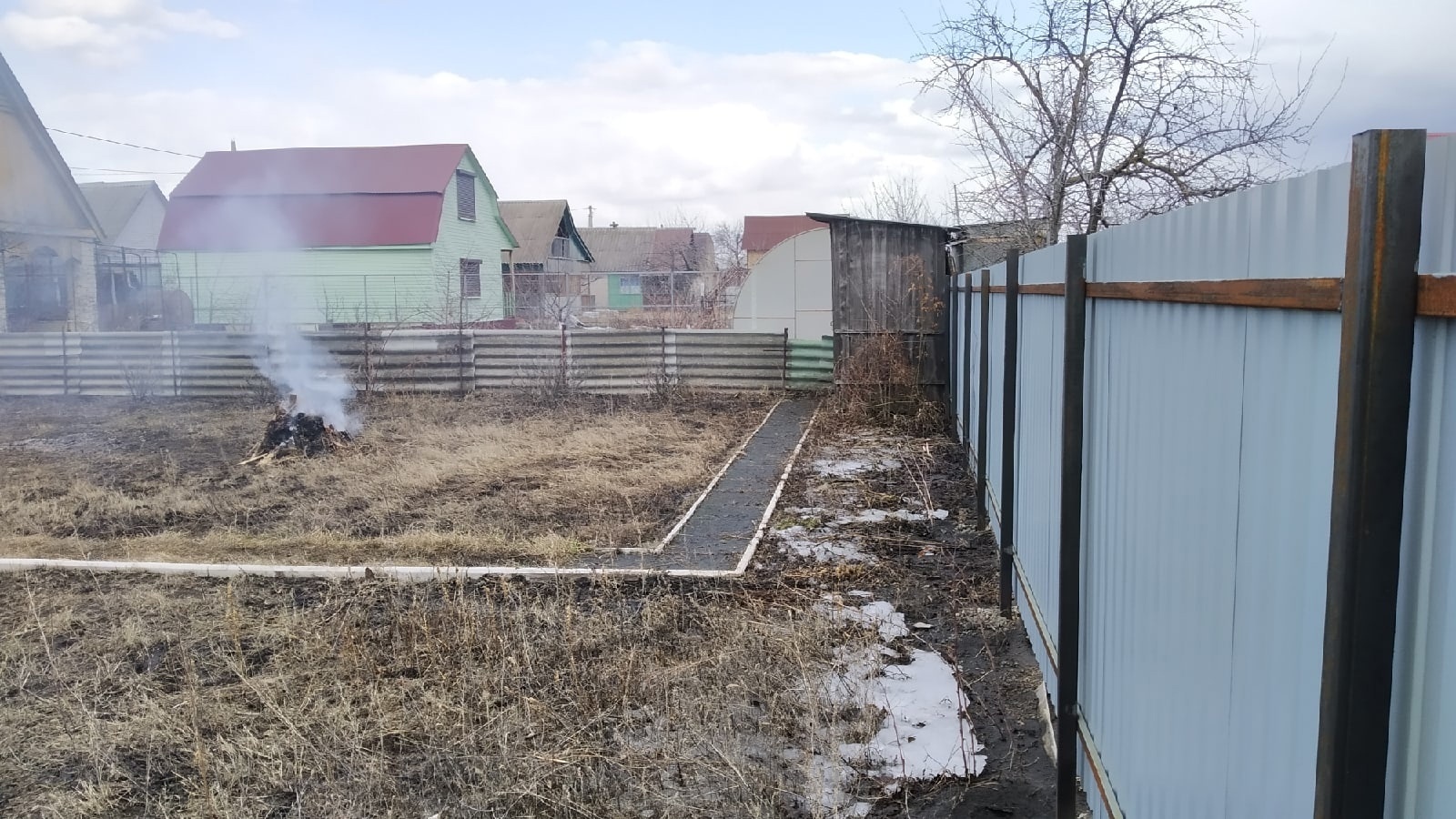 !!!Первые тёплые дни на участке .Очень много работы.Как все успеть привести в порядок? Убираем,Красим и Гребем. Отдыхать пока некогда .