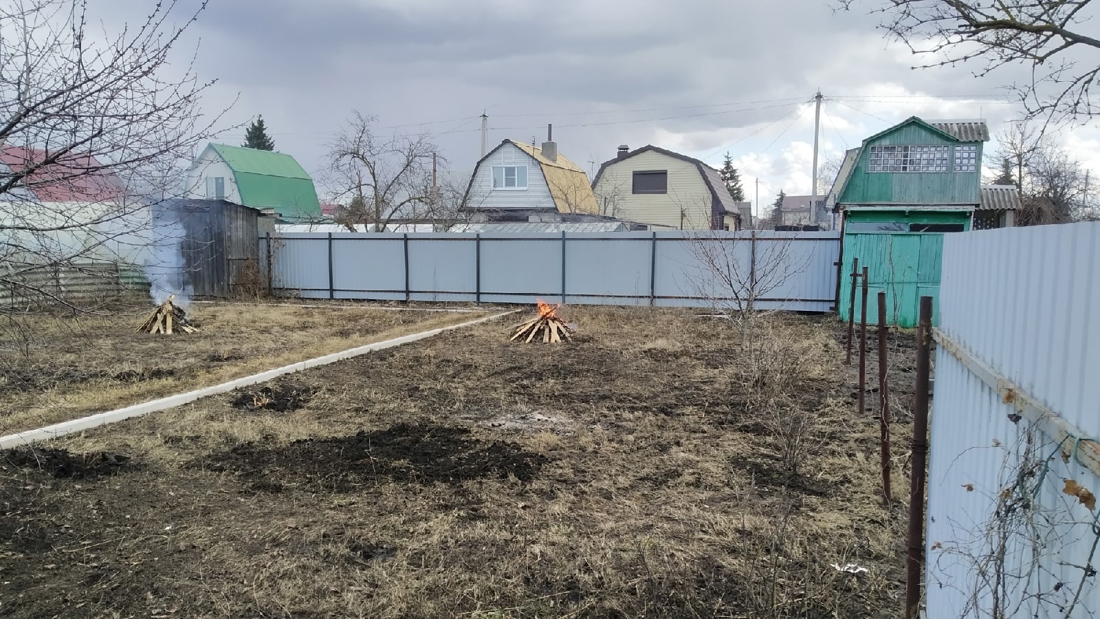 !!!Первые тёплые дни на участке .Очень много работы.Как все успеть привести в порядок? Убираем,Красим и Гребем. Отдыхать пока некогда .