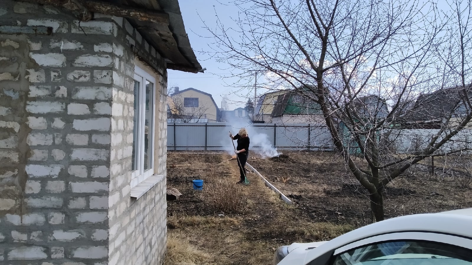 !!!Первые тёплые дни на участке .Очень много работы.Как все успеть привести в порядок? Убираем,Красим и Гребем. Отдыхать пока некогда .