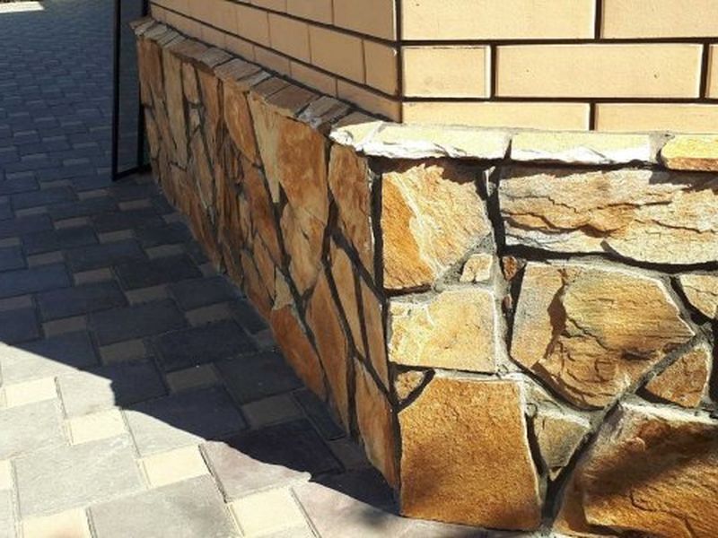 Отделка цоколя природным камнем: 7 преимуществ, которые вы должны знать