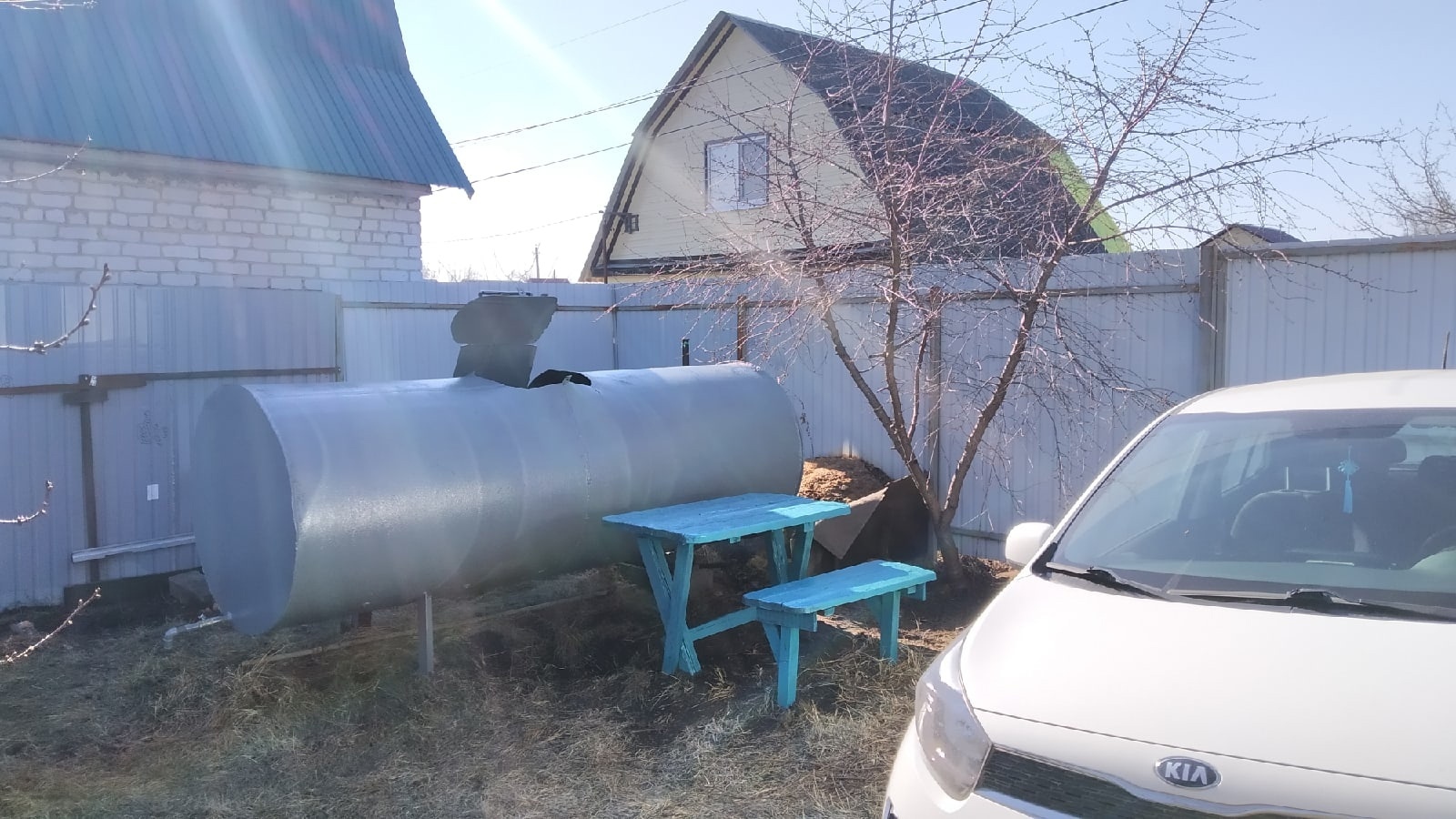 !!!Первые тёплые дни на участке .Очень много работы.Как все успеть привести в порядок? Убираем,Красим и Гребем. Отдыхать пока некогда .