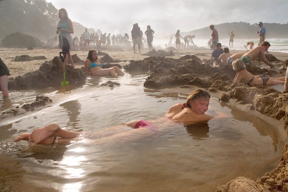 Горячий пляж в Новой Зеландии возле полуострова Коромандель - это удивительно!