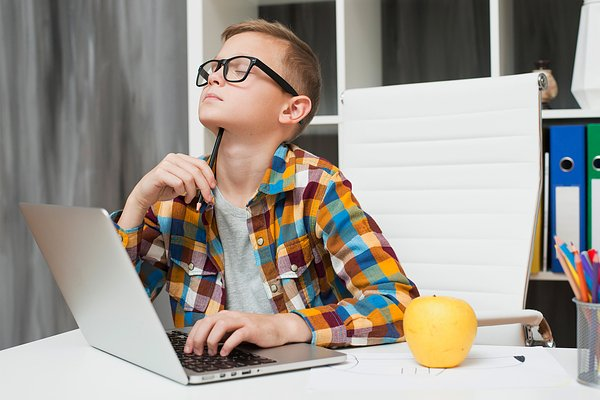 «Съехал от родителей, снял квартиру и купил машину» Как юные предприниматели строят бизнес на маркетплейсах в России