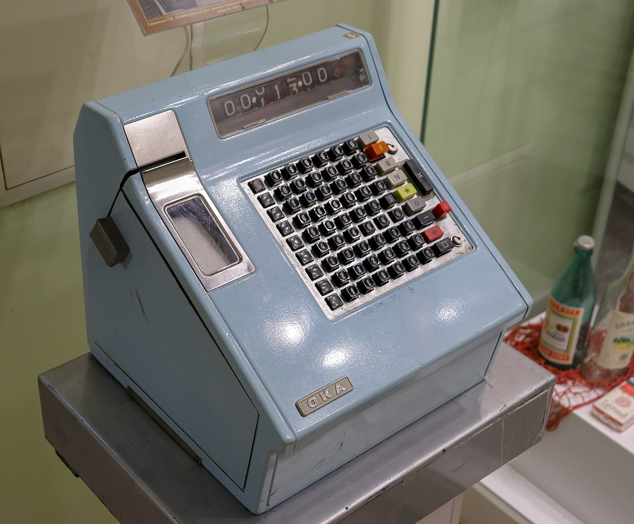 На полу магазина лежали бумажные рубли и возможно трехрублевые купюры! Я решил их не брать себе! Был не один! СССР!