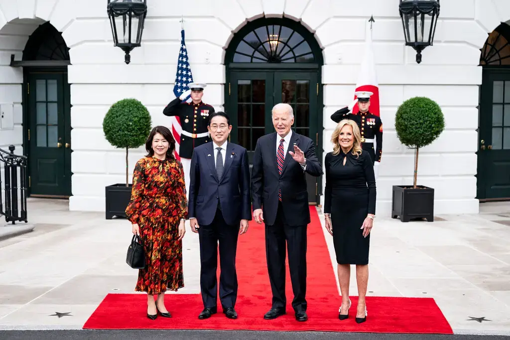 Элегантность на дипломатической арене: Блеск и политика в нарядах первых леди