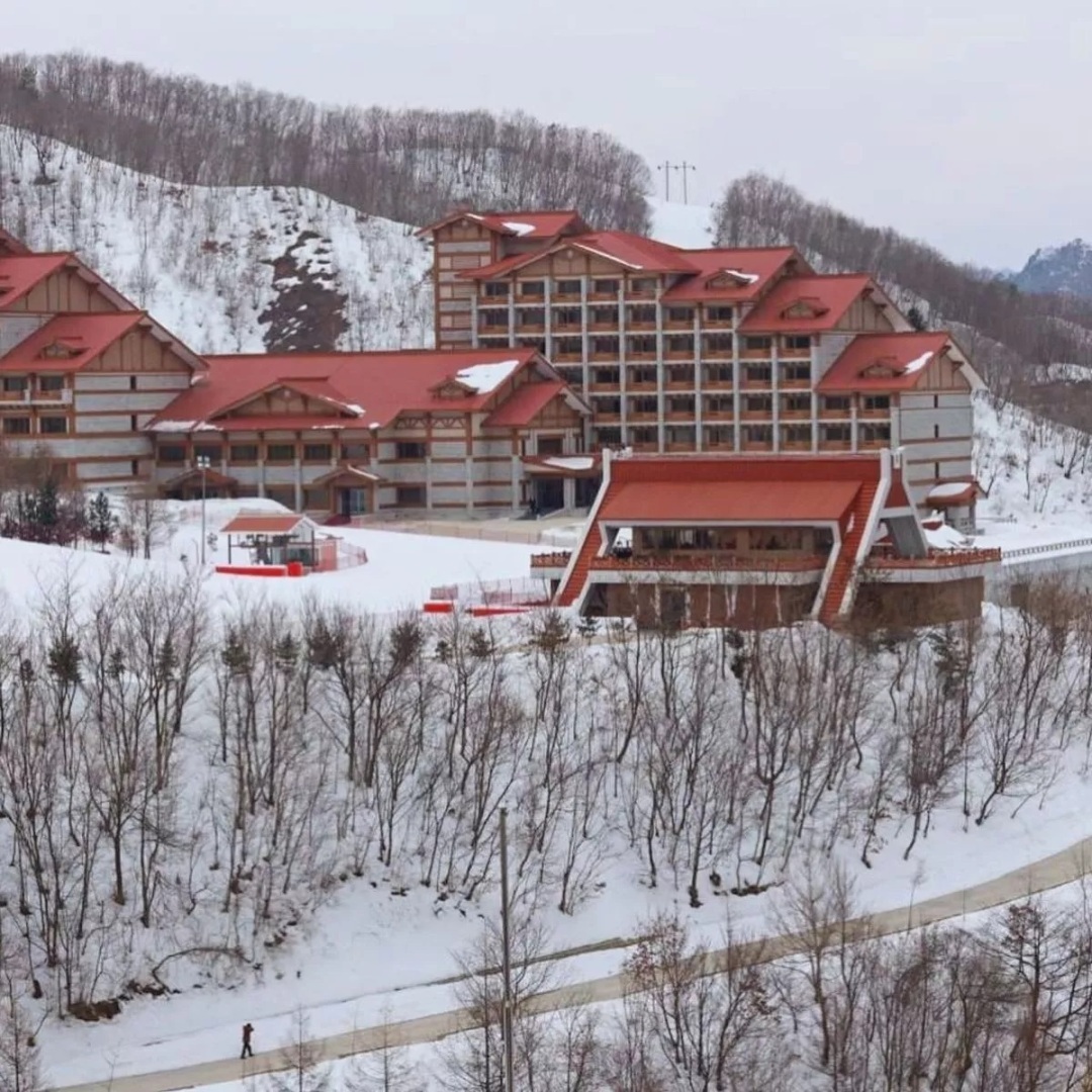Россияне, посещающие роскошный горнолыжный курорт Северной Кореи, чувствуют себя «некомфортно в условиях диктатуры»