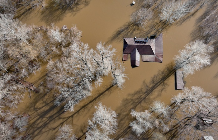 Мэр Оренбурга, Евгений Архипов, призвал жителей некоторых районов города к эвакуации из-за риска наводнения.