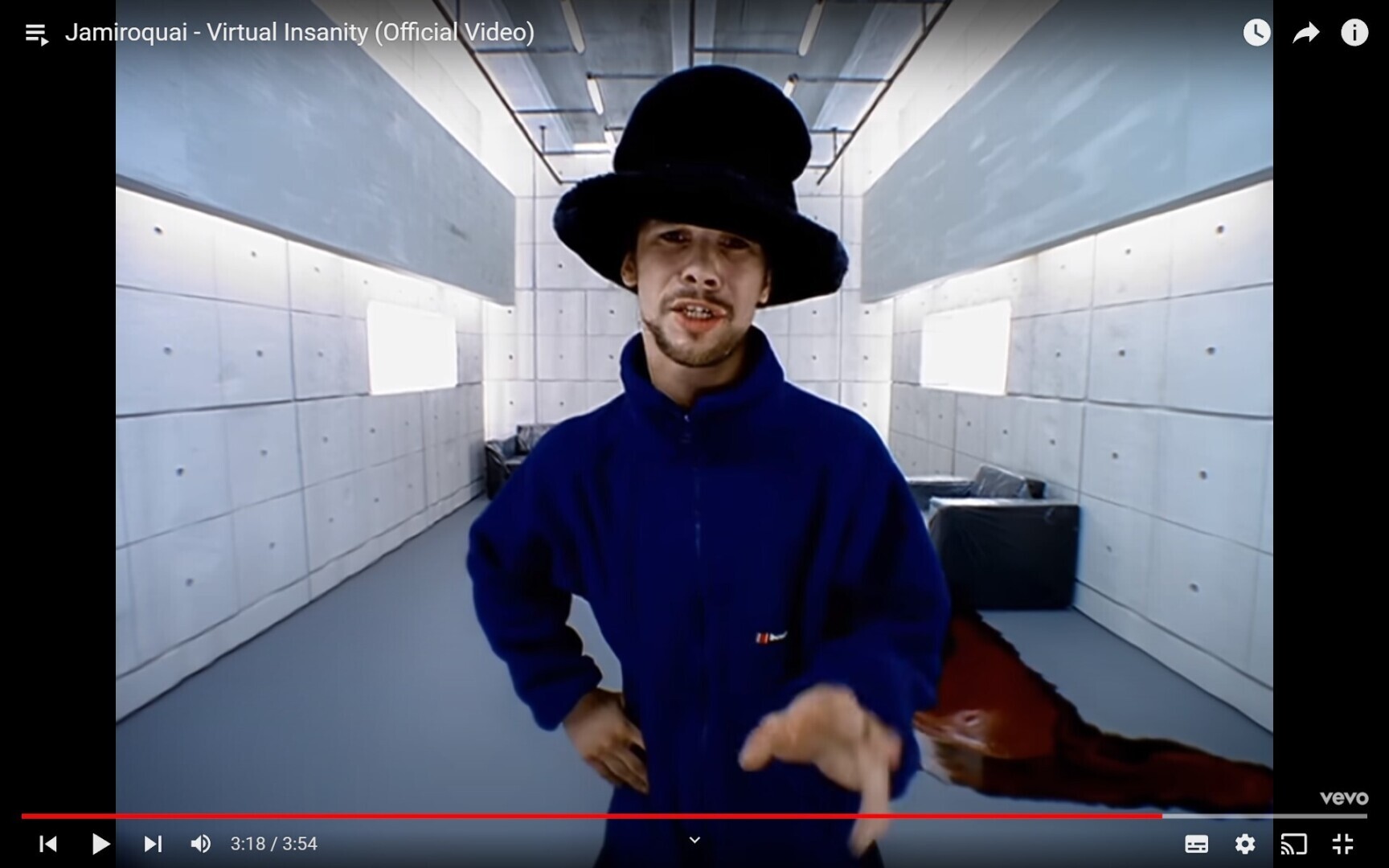 Чья шапка круче? East 17 It's Alright или Jamiroquai Virtual Insanity? Видео из 1990-х. Крутейшие шапки. Мода супер. И как называются шапки?