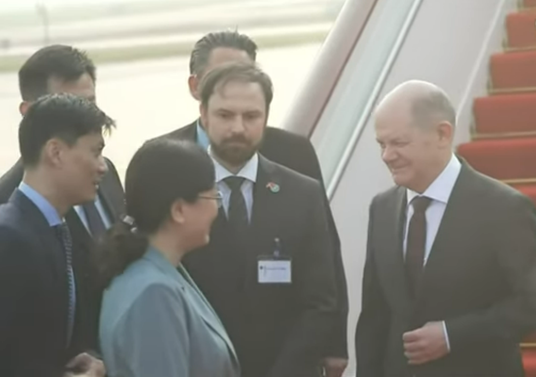 Шольц прибыл в Китай с трёхдневным визитом. Китайцы достойно встретили "дорогого" гостя.