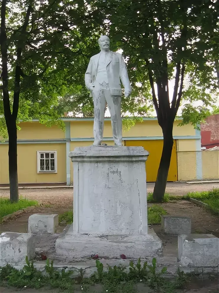 Я по Ленину живу, сверяя жизнь с его делами!!