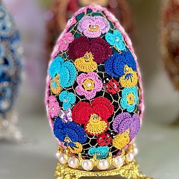 Как вам такие необычные вязаные украшения к Пасхе?