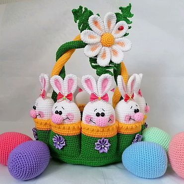 Как вам такие необычные вязаные украшения к Пасхе?