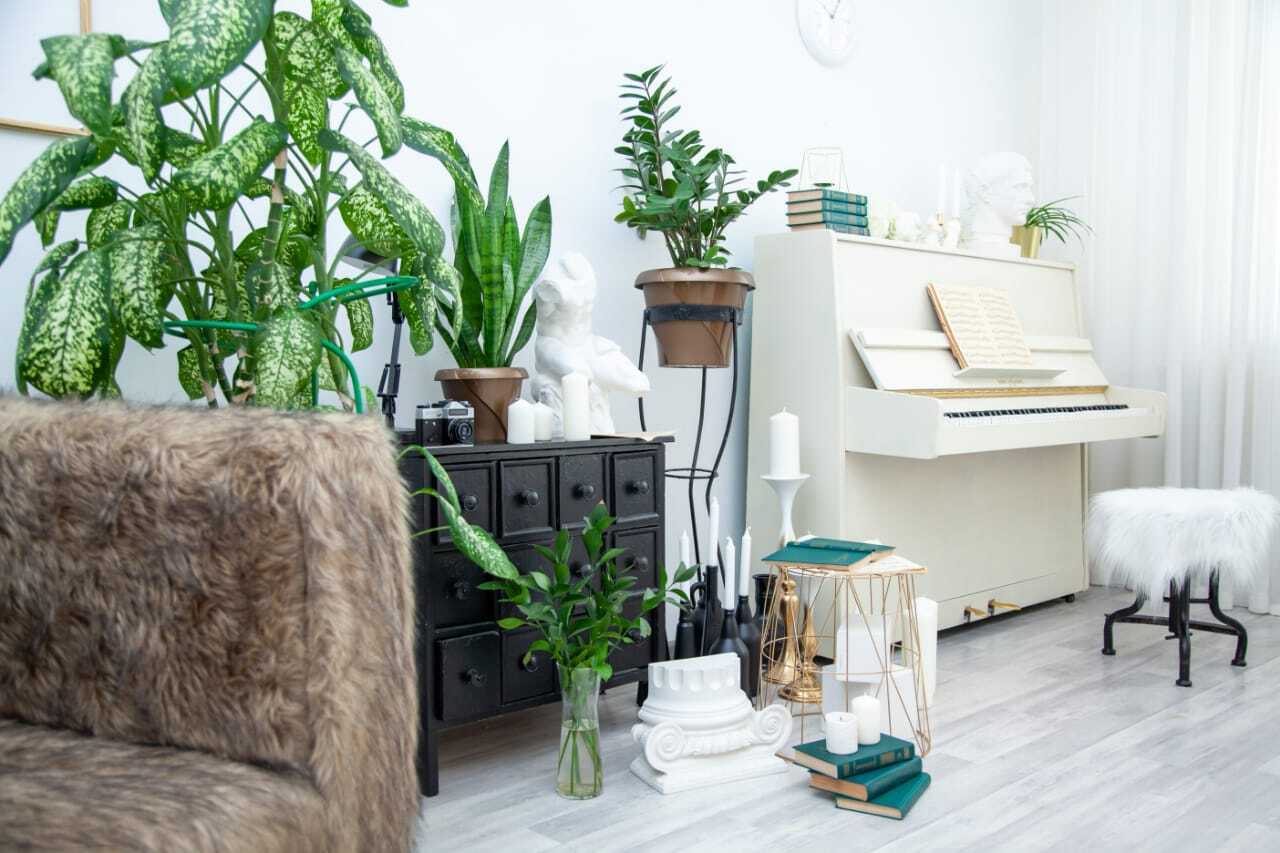 У знакомой сын встречается с учительницей, она не знает, что делать. У брата моей бабушки тоже был роман с учительницей - что из этого вышло?