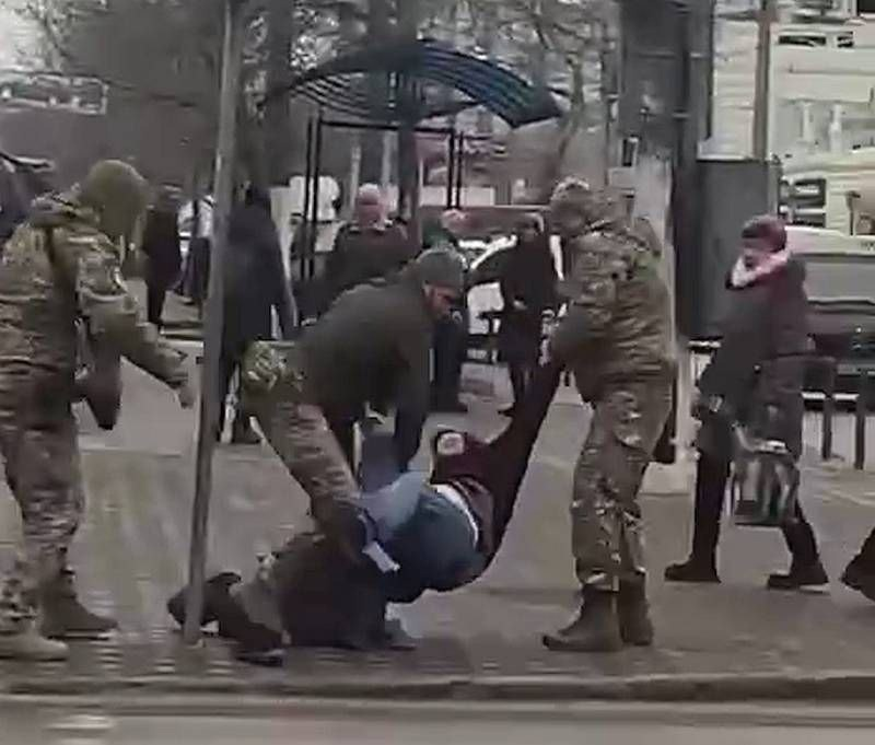 Видео мобилизации украинца с ребенком. Добровольческий украинский корпус. Видео мобилизации украинца с ребенком. Видео мобилизации украинца с ребенком. Националистические батальоны украины.
