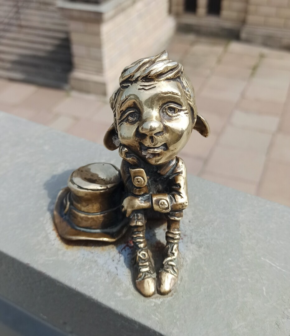 Увлекательный туристический квест в Калининграде или Как мы с мужем искали по городу забавных и сказочных Хомлинов