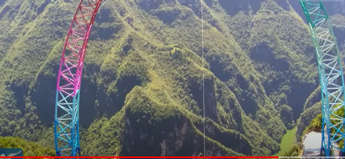 Самые высокие качели в мире! Установлены на краю 700-метровой скалы в Чунцине.