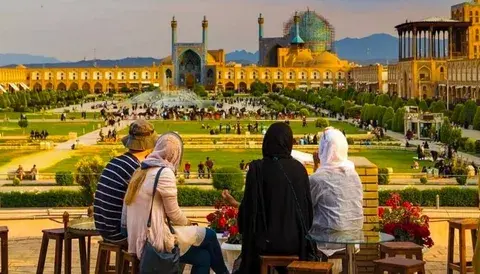 Назовите страну, двумя основными статьями экспорта которой являются нефть и ковры.