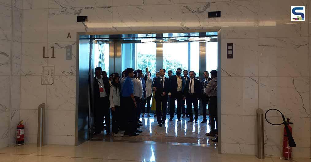 Самый большой в мире пассажирский лифт может перевозить до 235 человек одновременно