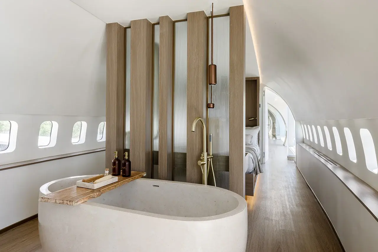 Люкс-отель в фюзеляже Боинга-737 на берегу Бали удивляет туристов