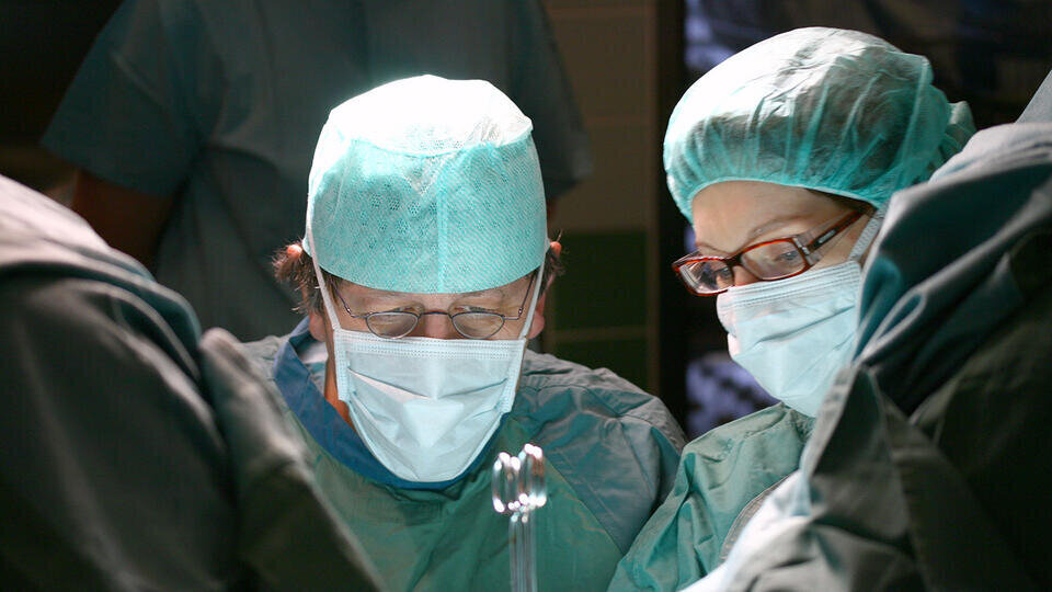 Пациент разговаривал по телефону во время операции на головном мозге!