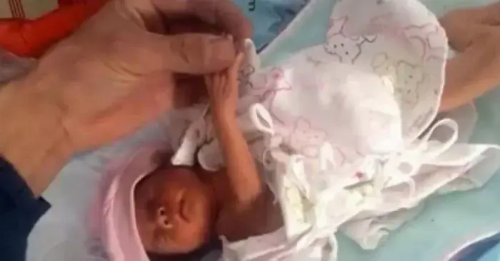 Новорожденная девочка была похоронена заживо, но чудом выжила