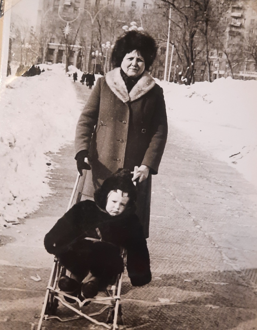 Спасибо за счастливое детство. Памяти моих любимых дедушки и бабушки.