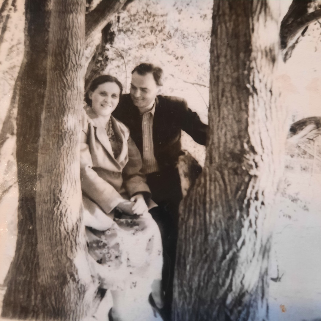 Спасибо за счастливое детство. Памяти моих любимых дедушки и бабушки.