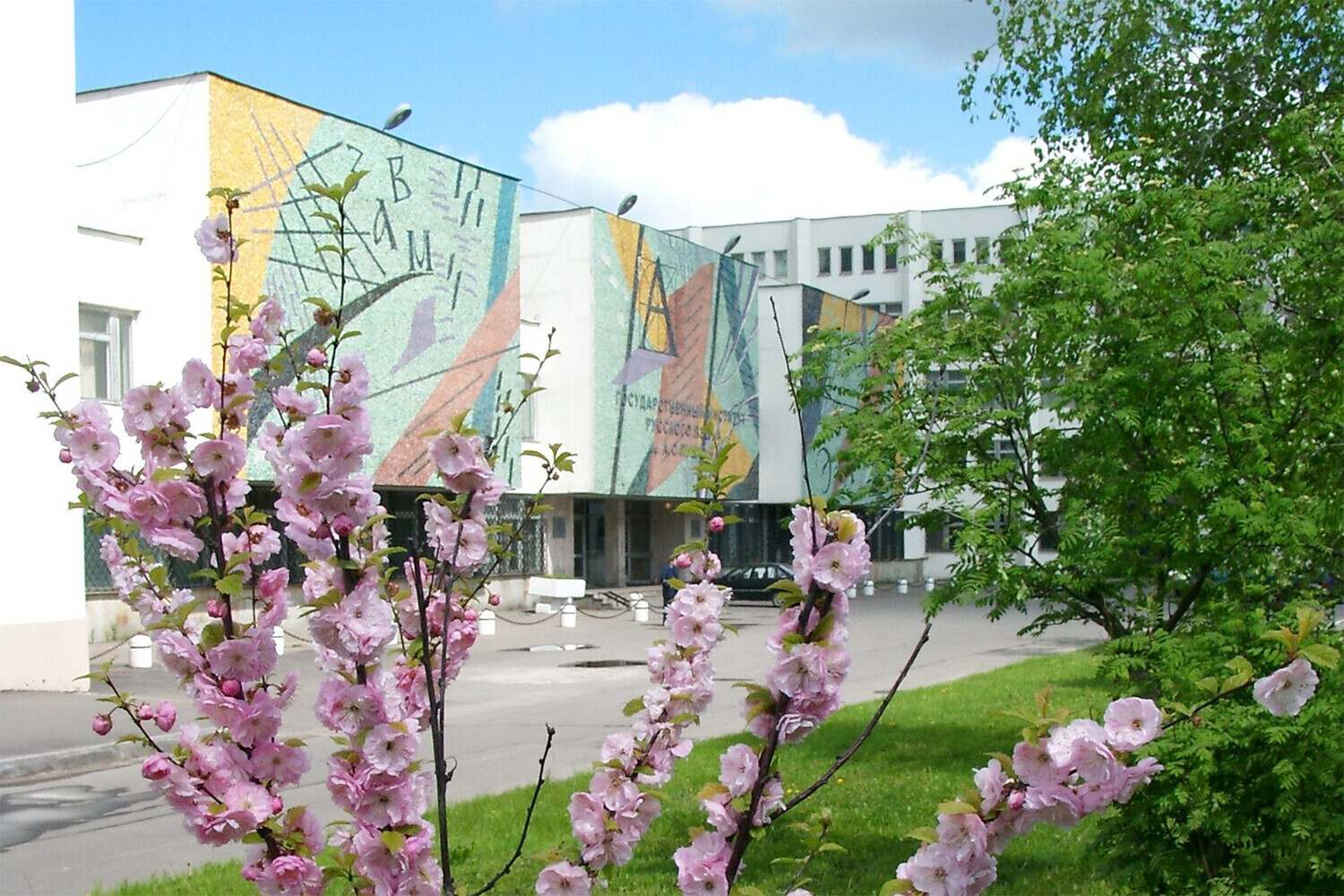 Смена вахты в институте русского языка им. Пушкина