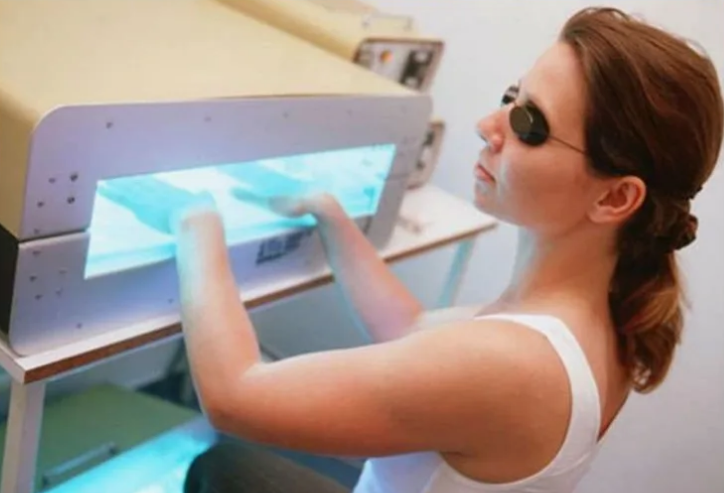 Почему лампы для маникюра опасны для глаз