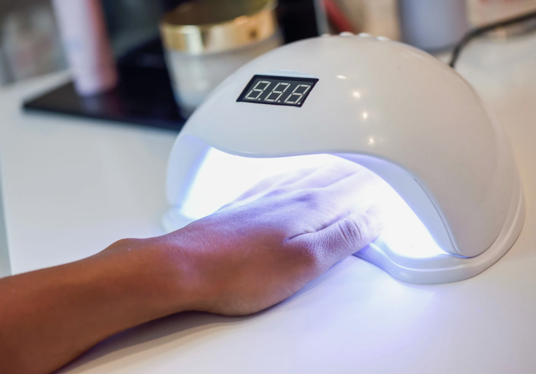 Почему лампы для маникюра опасны для глаз