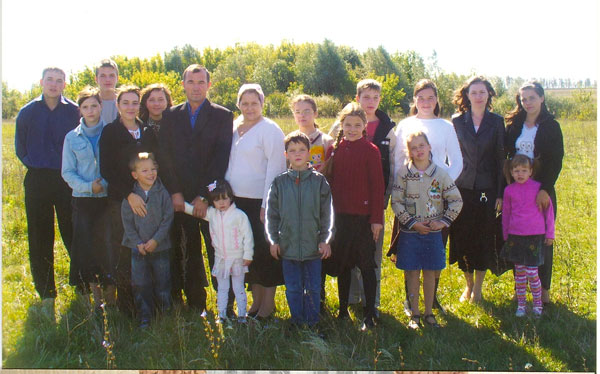 Самые многодетные семьи России, которые воспитывают родных детей