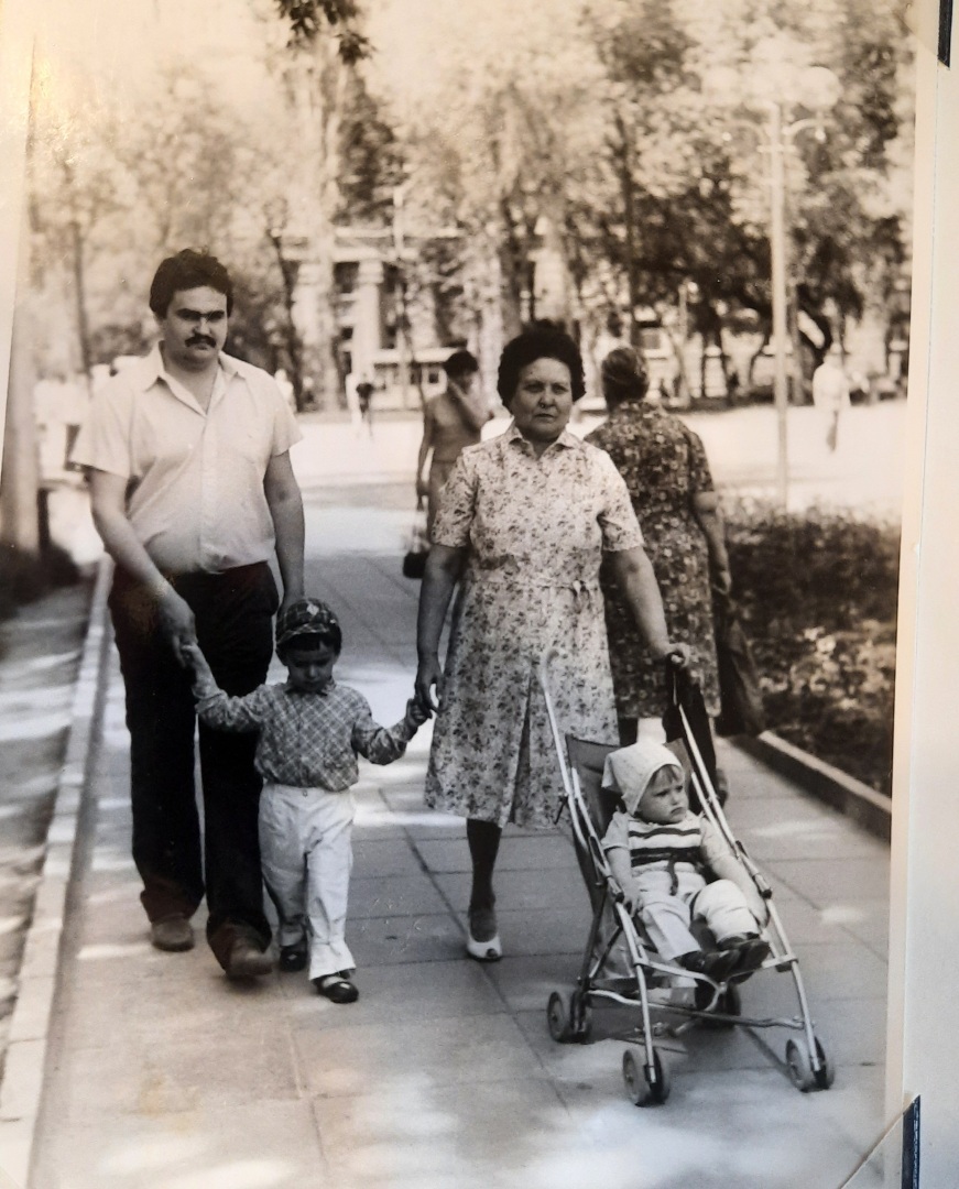 Спасибо за счастливое детство. Памяти моих любимых дедушки и бабушки.