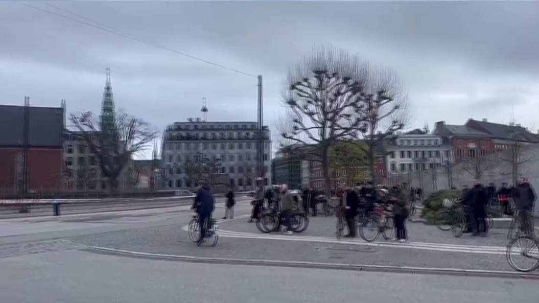 Историческое здание фондовой биржи Копенгагена осталось в огне