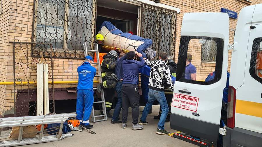 Умер госпитализированный через окно 300-килограммовый москвич
