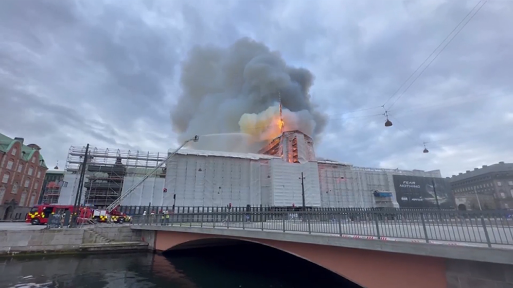 Историческое здание фондовой биржи Копенгагена осталось в огне