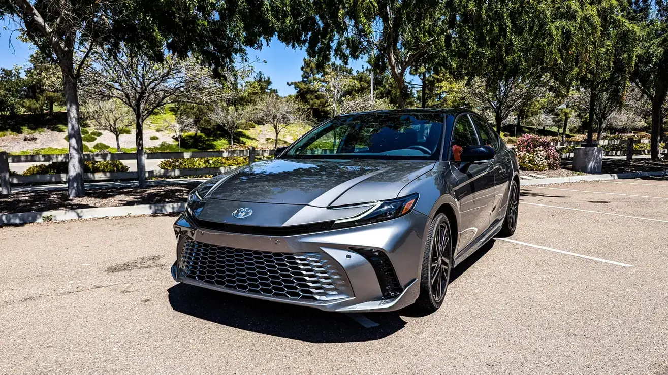 Гибридная система пятого поколения Toyota наконец-то сделала Camry приятной в управлении.