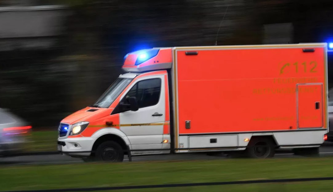 "Школьный автобус перевернулся в Германии: 27 травмированных, но все живы"