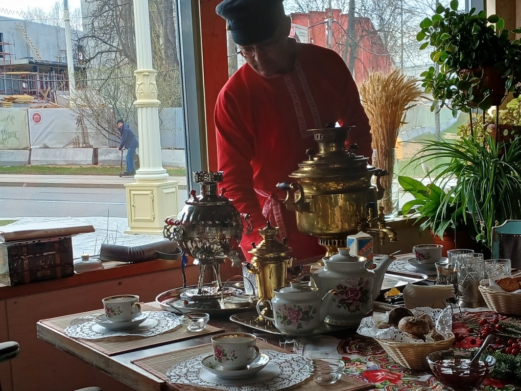 Бесплатный шашлык и чай с вкусняшками