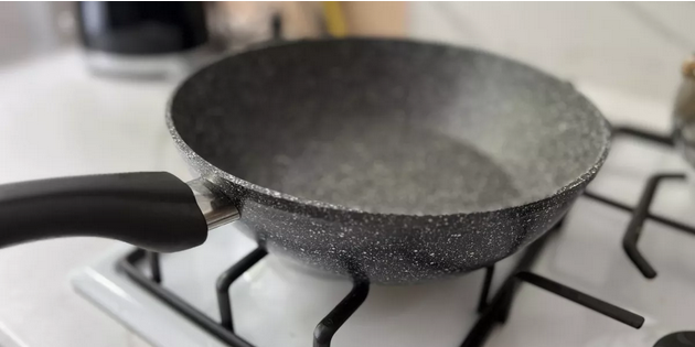 Как мыть сковороду с антипригарным покрытием: опасные ошибки, которые ведут к порче покрытия